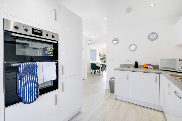 Private kitchen 5, Luxaura 5 Bedroom 3 Bath Service House w/ Parking, Buckinghamshire