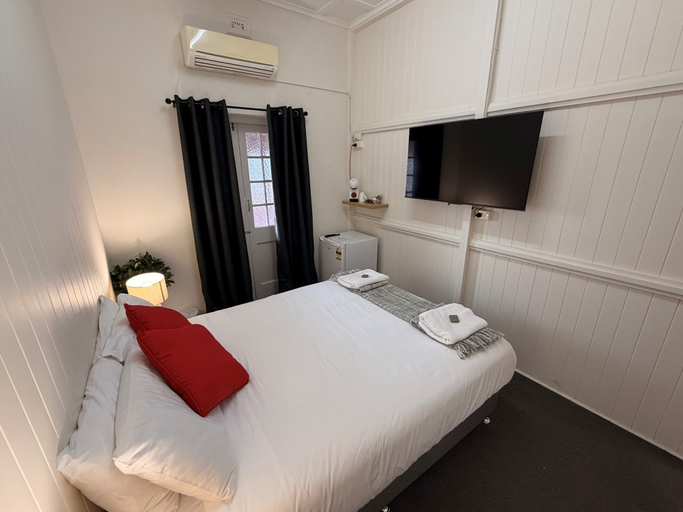 Bedroom 2, Hotel Metropole Proserpine, Whitsunday