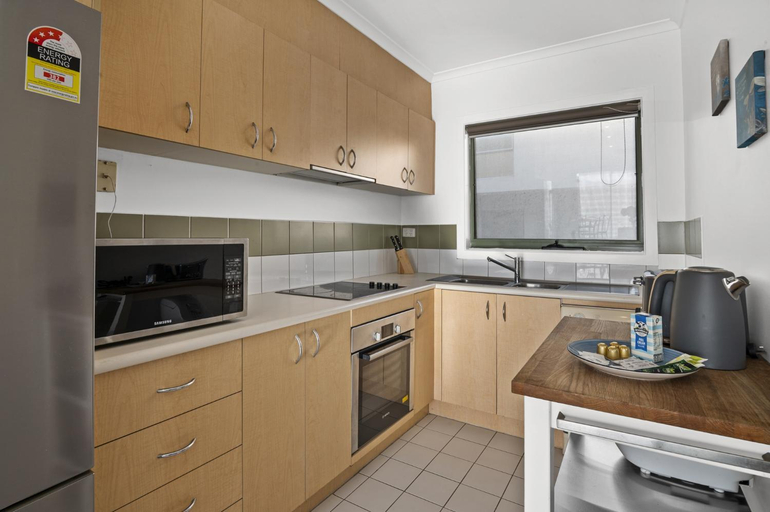 Others 5, Snug 2-bed Townhouse Near Bustling Shops, Melbourne