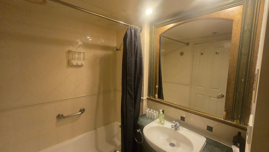 Bathroom, Serain Residences on Legends, Gold Coast