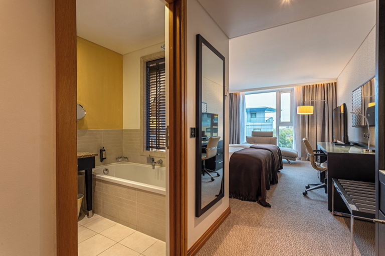 Bathroom 5, Pestana Chelsea Bridge Hotel & SPA, London