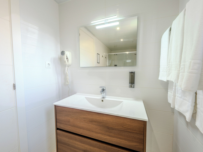 Bathroom 3, Castell Beach, Barcelona