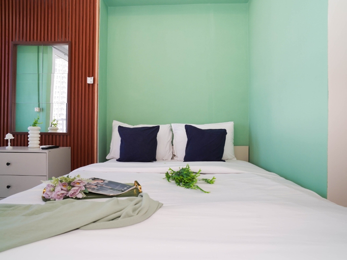 Bedroom 3, Chic Green Studio Room at Apartment Tokyo Riverside PIK 2 By Travelio, Tangerang