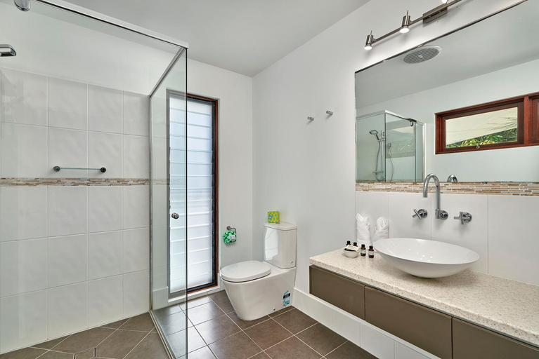 Bathroom 2, Onda Beach at Clifton Beach, Cairns