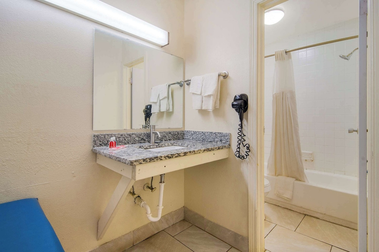Bathroom 3, Econo Lodge Goldsboro Hwy 70, Wayne
