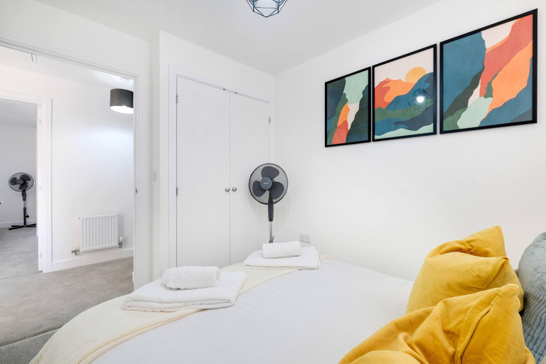 Room 4, Luxaura 5 Bedroom 3 Bath Service House w/ Parking, Buckinghamshire