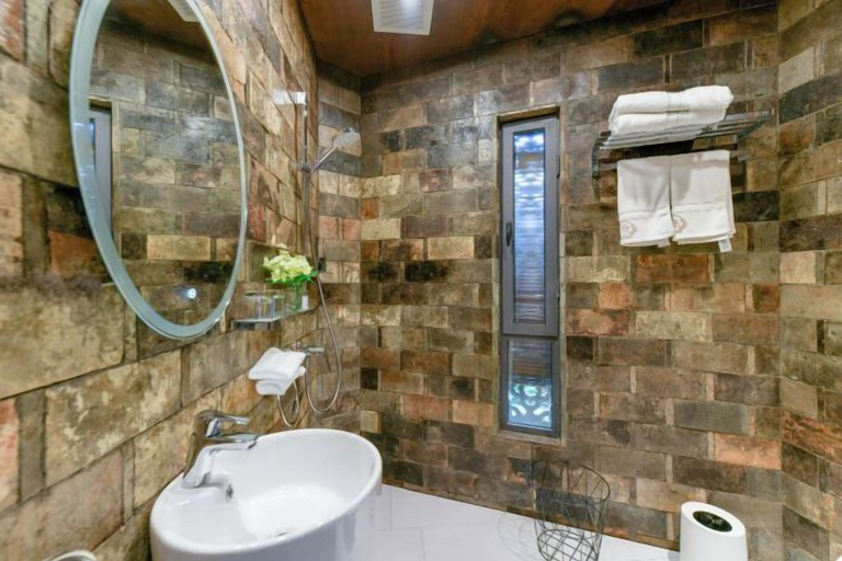 Bathroom 3, Ruiqi Xiangyun Inn, Huangshan