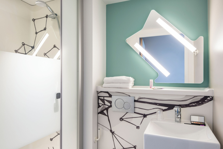 Bathroom 4, ibis budget Gonesse Le Bourget, Val-d'Oise