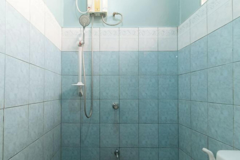 Bathroom 3, RedDoorz Hostel @ MRC Residences Baguio, Baguio City