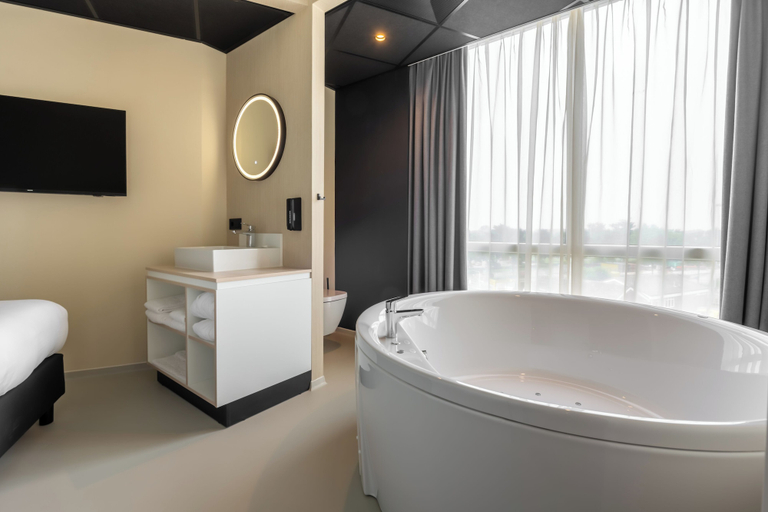 Bathroom 5, Hotel Waterstate, Goes