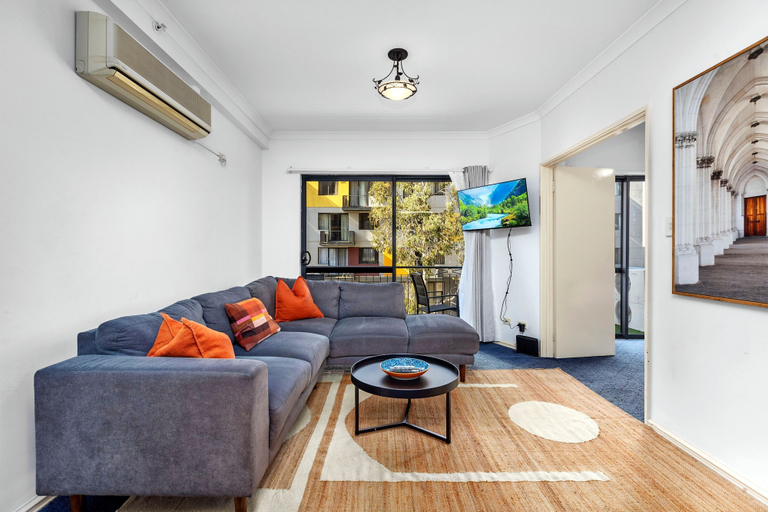 Room 1, Oversized East Perth 2BR Pool Gym Parking, Perth