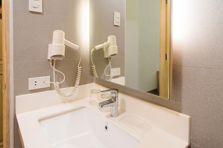Bathroom 4, Microtel by Wyndham Batangas, Santo Tomas