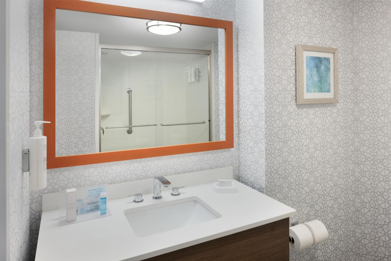 Bathroom 4, Hampton Inn & Suites Myrtle Beach/Oceanfront, Horry