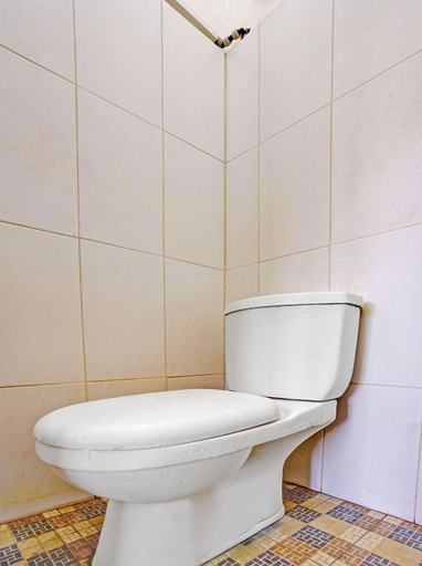 Bathroom 3, Super OYO 3702 Homestay Bougenville Syariah, Lamongan