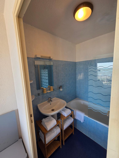 Bathroom 3, Hotel du Port Bar Restaurant, Morbihan