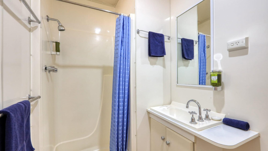 Bathroom 4, Westview Caravan Park, Dubbo - Pt A