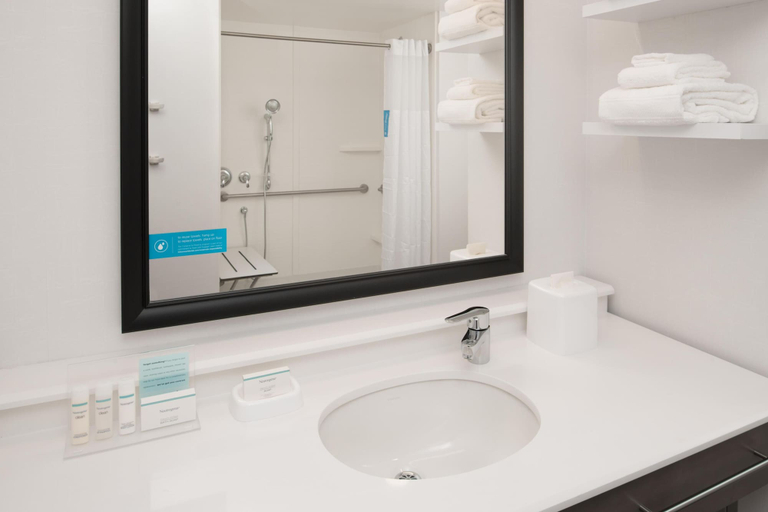 Bathroom 3, Hampton Inn & Suites Portland-Pearl District, Multnomah
