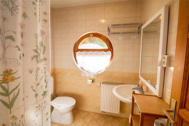 Bathroom 3, Opusztaszeri Erdei Wellness Vendeghaz, Kistelek