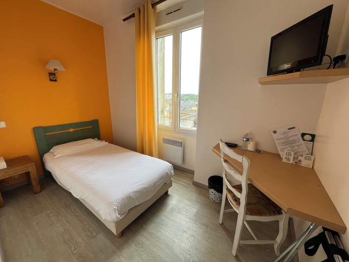 Room 4, Hotel Le Bretagne, Sarthe