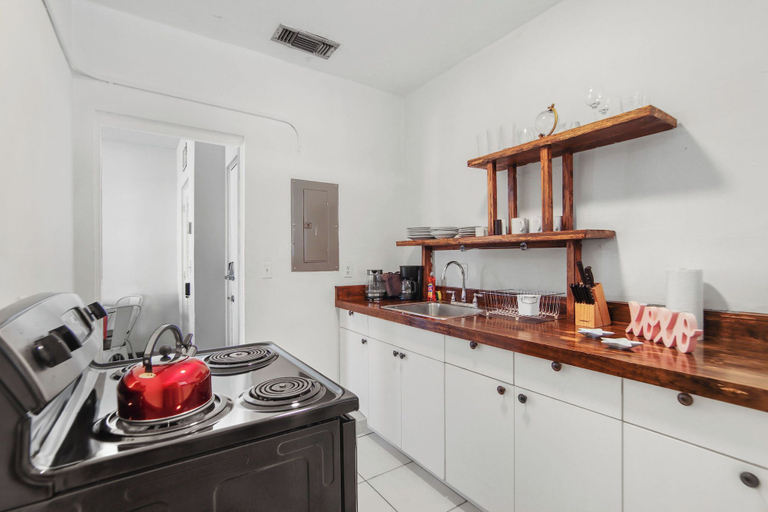 Private kitchen 4, South Beach 2BR | Private Balcony | Walk to Beach, Miami-Dade