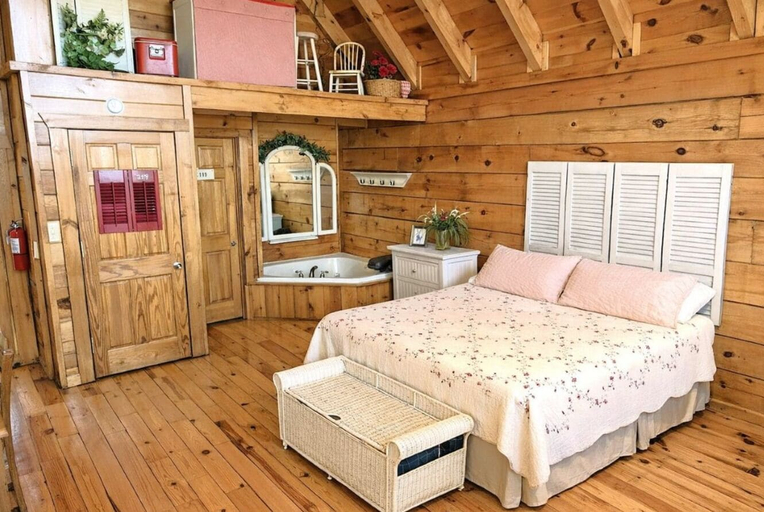 Room 2, Adorable Shut'er Inn 1 Bedroom Cabin, Sevier