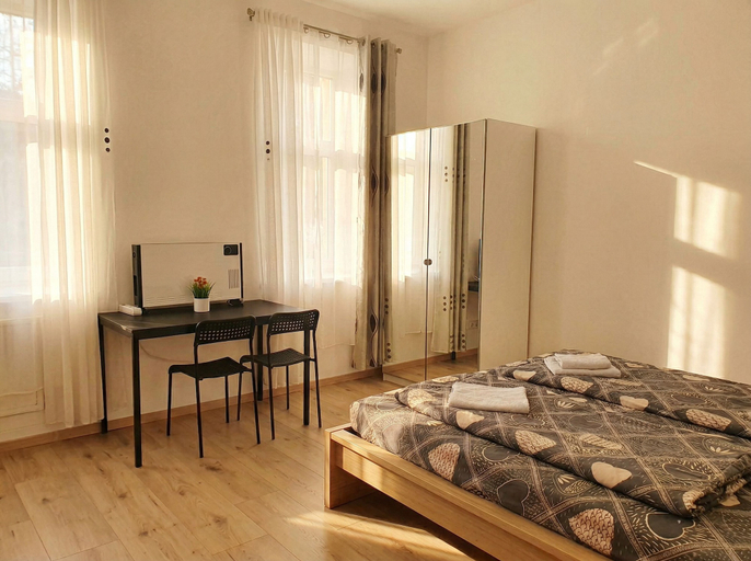 Bedroom 4, Close to City Center - Affordable Private Rooms with TV, Wien