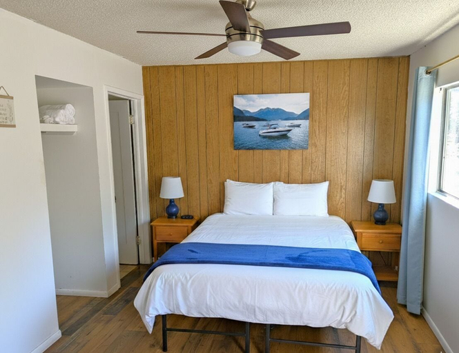 Bedroom 1, Lakeshore Resort, Shasta