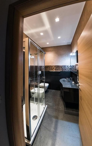 Bathroom 5, Aristonsuite, Enna