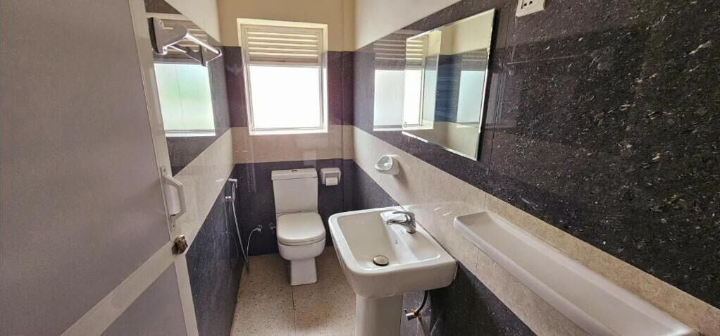 Bathroom 2, The Lion Pub & Hotel, Dehiwala-Mount Lavinia
