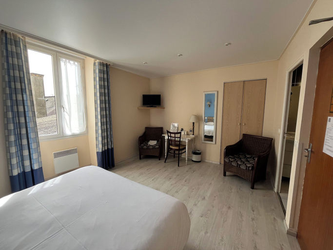 Room 3, Hotel Le Bretagne, Sarthe