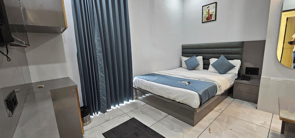 Room 3, Hotel HR Town, Gandhinagar