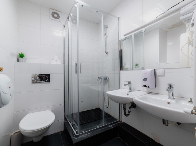 Bathroom 2, Hostel DO-RE-MI, Praha 1