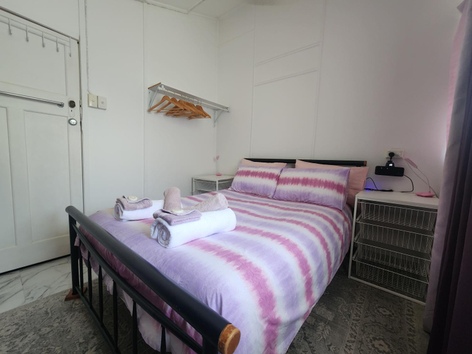 Bedroom 2, Meyenburg Cabins, Mount Morgan