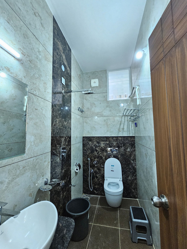 Bathroom 4, Navarathna Comforts, Kodagu