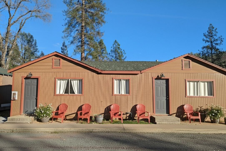 Exterior & Views 2, Lakeshore Resort, Shasta