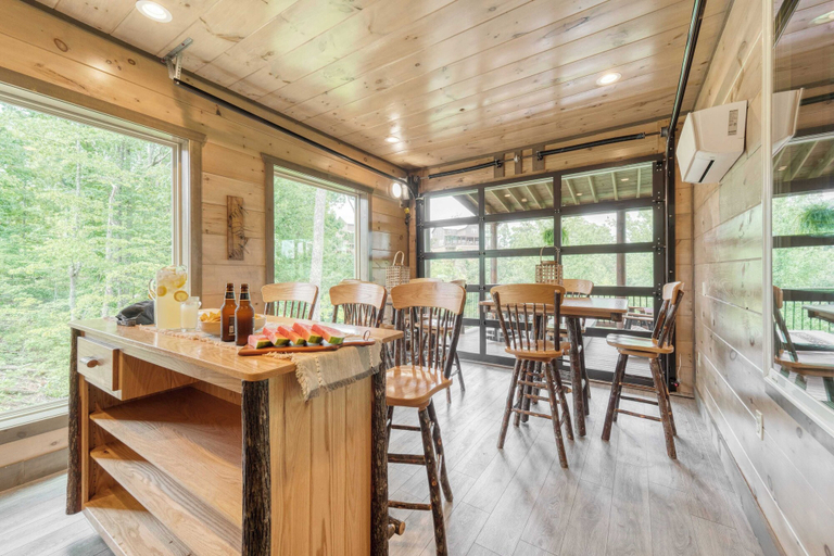 Food & Drinks 5, Wanderer by Avantstay Sleeps 34, A+ Custom Smokies Cabin, Sevier