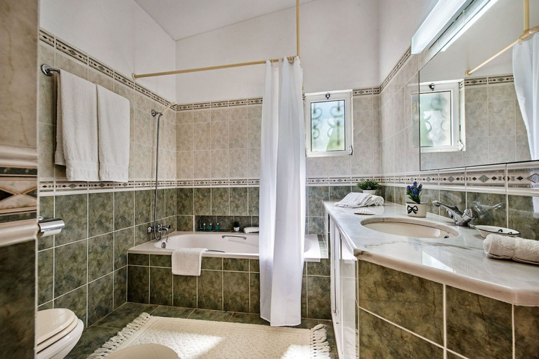 Room 4, Villa Joya in Loule With 4 Bedrooms and 4 Bathrooms, Loulé