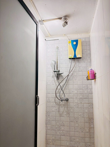 Bathroom 2, Sukhum Charoen Krung Tak-Sin guest house, Khlong San