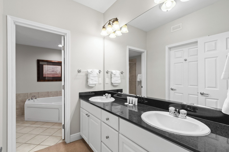 Bathroom 4, San Carlos 1509, Baldwin