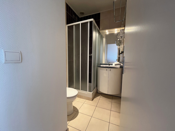 Bathroom 2, Hotel Le Bretagne, Sarthe