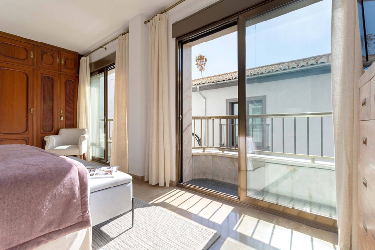 Room 5, Luxury Apartment in City Center. Puerta Real II, Granada