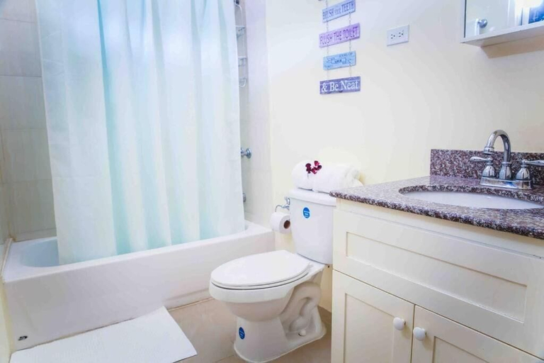 Bathroom 2, 3 Bedroom Cozy House in Drax Hall
