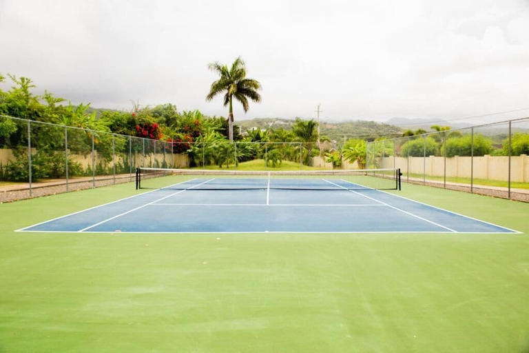 Sport court, 3 Bedroom Cozy House in Drax Hall