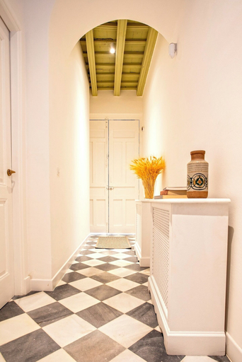 Others 5, House With Terrace Near Cathedral. Mateos Gago VI, Sevilla