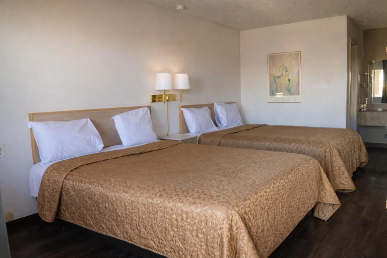 Bedroom 3, Tree Inn & Suites Albuquerque, Bernalillo