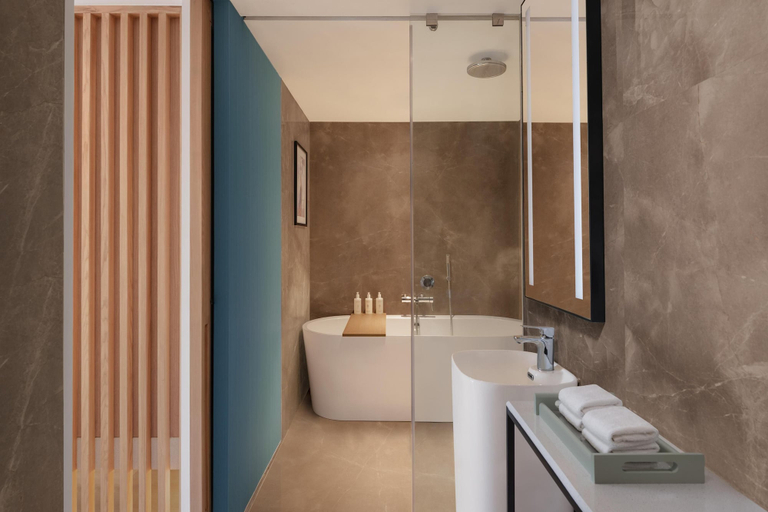 Bathroom 4, Hilton Garden Inn Surat City Centre, Surat