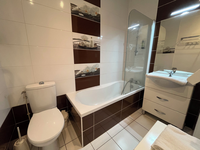 Bathroom 5, Hotel Le Bretagne, Sarthe