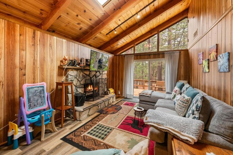 Living area 2, Mama Bear's Cozy Cabin, San Bernardino