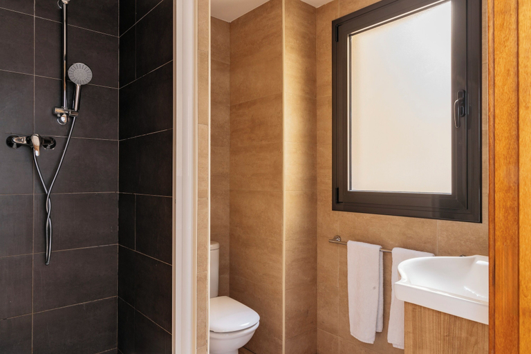 Bathroom 3, Gran de Gràcia Apartments, Barcelona