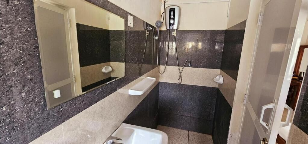 Bathroom 4, The Lion Pub & Hotel, Dehiwala-Mount Lavinia